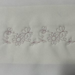 Daisy Chain with Bees border design