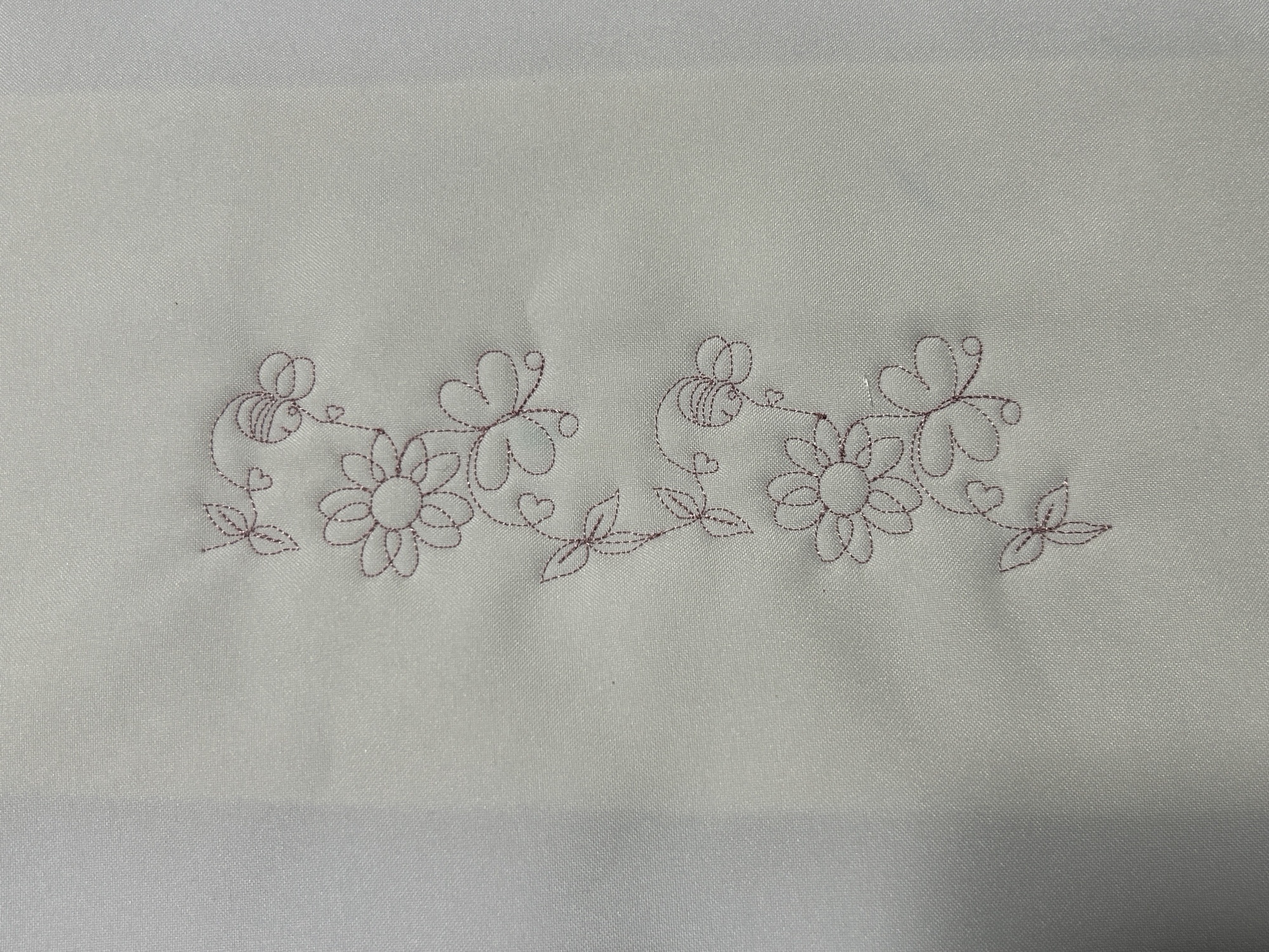 Daisy Chain with Bees border design